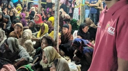 После семи месяцев в море: почти триста беженцев из Мьянмы высадились в Индонезии