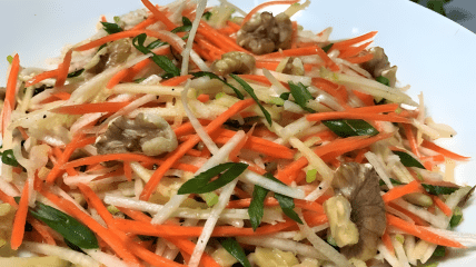 Салат из белой редьки и моркови.