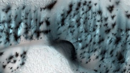 Астрономы NASA показали снимки заснеженного Марса