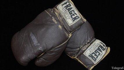 За сколько были проданы легендарные перчатки Мохаммеда Али?