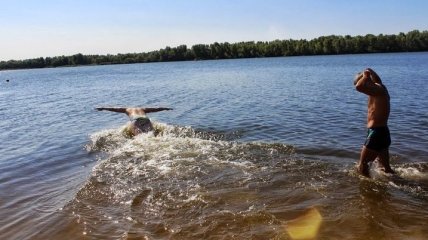 Олег Тягнибок переплыл Днепр в честь Дня Независимости (Фото)