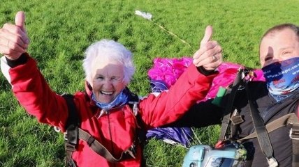Отчаянная пенсионерка отметила 90-летие прыжком с парашютом (Видео)