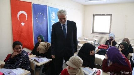 ЕС будет перечислять помощь беженцам в Турции на карточки