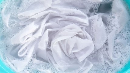 Ефективне чищення плям на білому одязі
