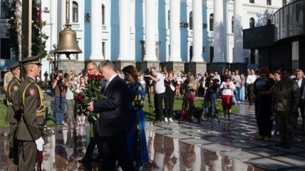 Порошенко помолился за Украину и почтил память погибших воинов