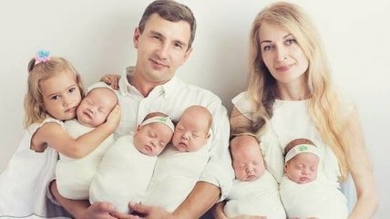 Уникальная семья в Украине: Порошенко проведал знаменитых пятерняшек