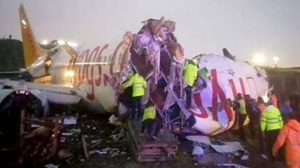 В аэропорту Стамбула пассажирский Boeing развалился на части при посадке (Видео)