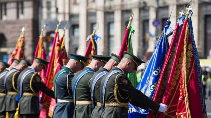 Порошенко вручил новые знамена и присвоил новые наименования воинским частям