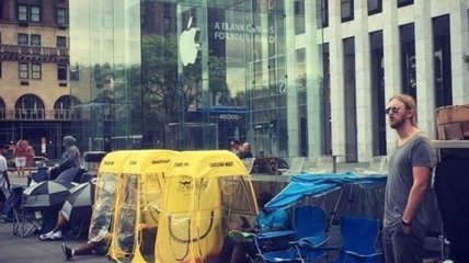 Первое место в очереди за iPhone 7 в Нью-Йорке стоит $2,5 тысяч