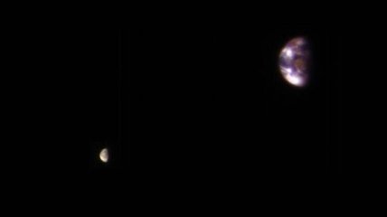 Снимок NASA показал, как марсиане видят Землю и Луну