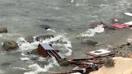 Пострадавших уносило в море: в США на куски разбилась лодка с десятками мигрантов на борту, есть жертвы (фото)