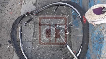 В Киеве авто сбило велосипедиста и влетело на отбойник: имя пострадавшего и эксклюзивные детали