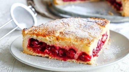 Рецепт дня: легкий вишневый пирог