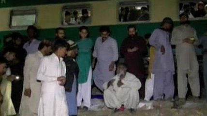 В Пакистане поезд столкнулся с автобусом: десятки жертв