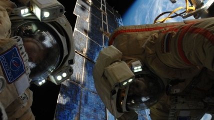 Космонавты МКС выйдут в открытый космос для очистки иллюминаторов