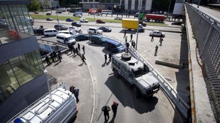 Полиция: В пакете у "подрывника" на мосту Метро в Киеве была земля