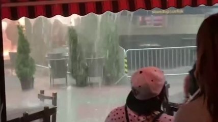 На Львов обрушился внезапный ураган с ливнем: ветром сдувает террасы, а в ресторанах нет света (видео)