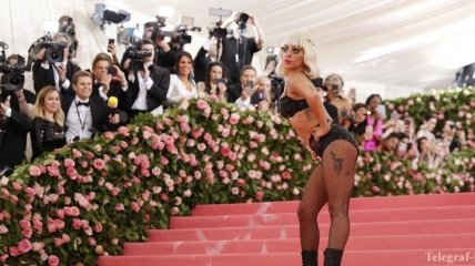 "Для меня это исцеление": Леди Гага подарила цветы Билли Айлиш и посетовала на шоу-бизнес