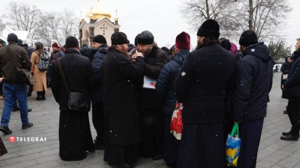 На территории Киево-Печерской лавры собрались священники и верующие