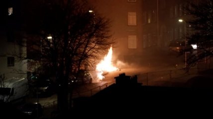 Праздник "с огоньком": в Нидерландах протестующие жгут костры и автомобили (Фото)