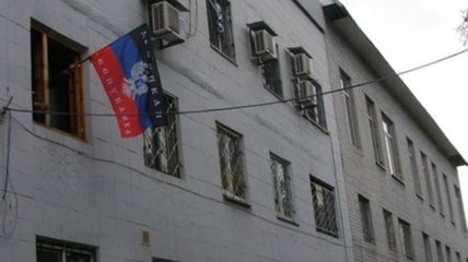 В Красноармейске на здании горотдела МВД вывесили флаг "Донецкой республики"