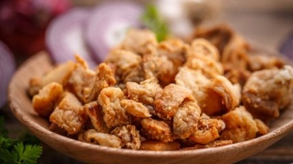 Базовое евроейское блюдо - куриные шкварки