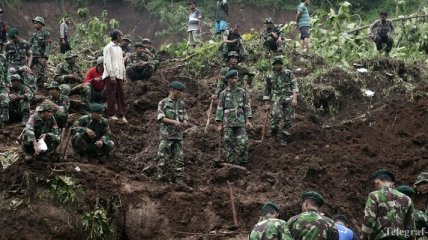 В результате схода оползня в Индонезии погибли 12 человек
