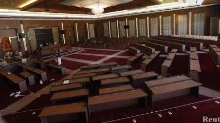 Парламент Ливии приостановил заседания