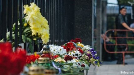 Жители Киева приносят цветы к посольству России в Украине