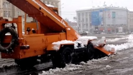 В Харькове снегопад повалил 750 деревьев (Видео)