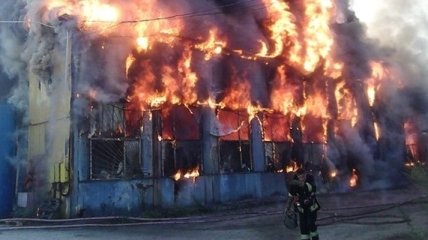 Спасатели ликвидировали масштабный пожар на складе в Киеве