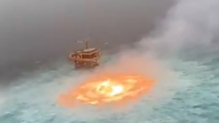 Взрыв на нефтяном газопроводе образовал "огненное око" в Мексиканском заливе: впечатляющие видео