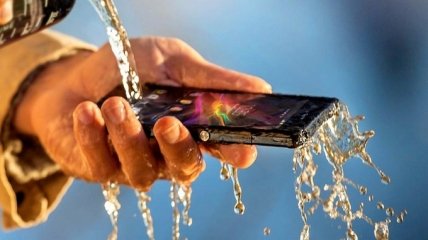 Телефон, що впав у воду, не можна сушити феном