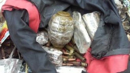В Сумской области обнаружили сумку с гранатой и боеприпасами