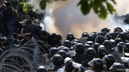 Протесты в Ереване: к парламенту стянули водометы и бронетехнику
