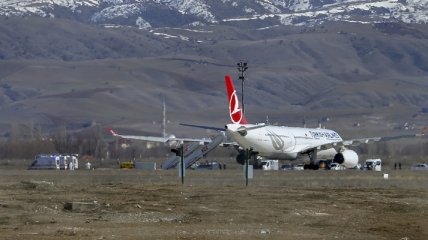 В Туреччині екстрено сів літак через підозру на коронавірус