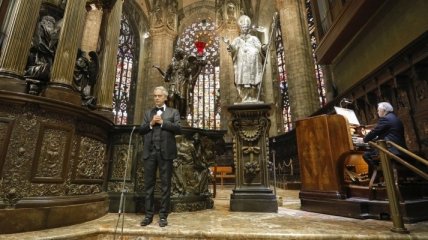 Легендарный тенор Андреа Бочелли выступил в пустом Миланском соборе (Видео)