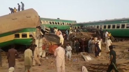 В Пакистане столкнулись поезда: власти объявили уже о 36 погибших, но под обломками есть еще люди