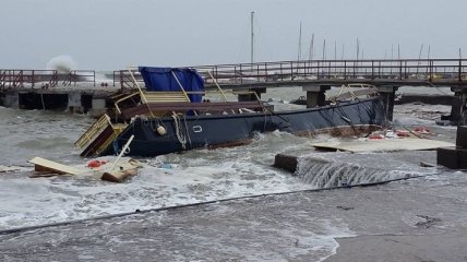 Из-за сильного шторма в Одессе затонула шхуна