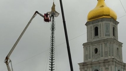 Хэллоуин уже прошел: украшение главной елки Киева вызвало недоумение в сети