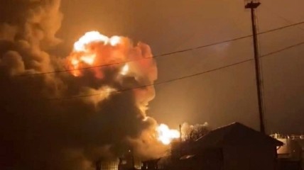 Россияне опять смотрят фаер-шоу: под Курском масштабный пожар на нефтебазе (видео)