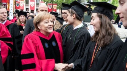 Меркель стала почетным доктором Гарварда (Видео)