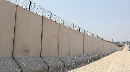 Турция закончила строительство стены на границе с Сирией