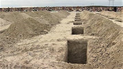 Російська влада завчасно закуповує сотні могил