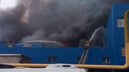 Масштабный пожар в Киеве: существует угроза обрушения строительных конструкций