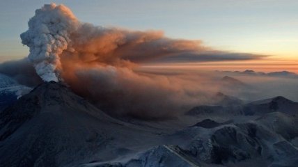 Со склонов вулкана Кизимен сходит раскаленная лавина
