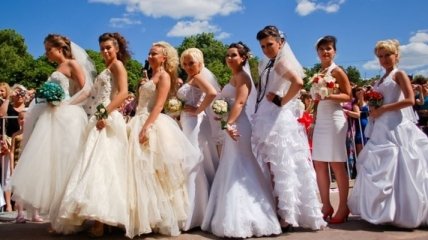 В Черновцах состоялся рекордный танец невест
