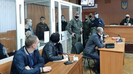Заточки пронесли в масках: сразу семеро подсудимых вскрыли вены в суде Одессы (фото)