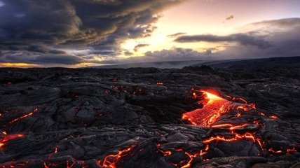 В кратере действующего вулкана появилось смертоносное озеро: впечатляющие фото и видео