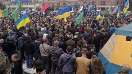 Геращенко хочет обустроить приемную в волонтерской палатке в Харькове на площади Свободы